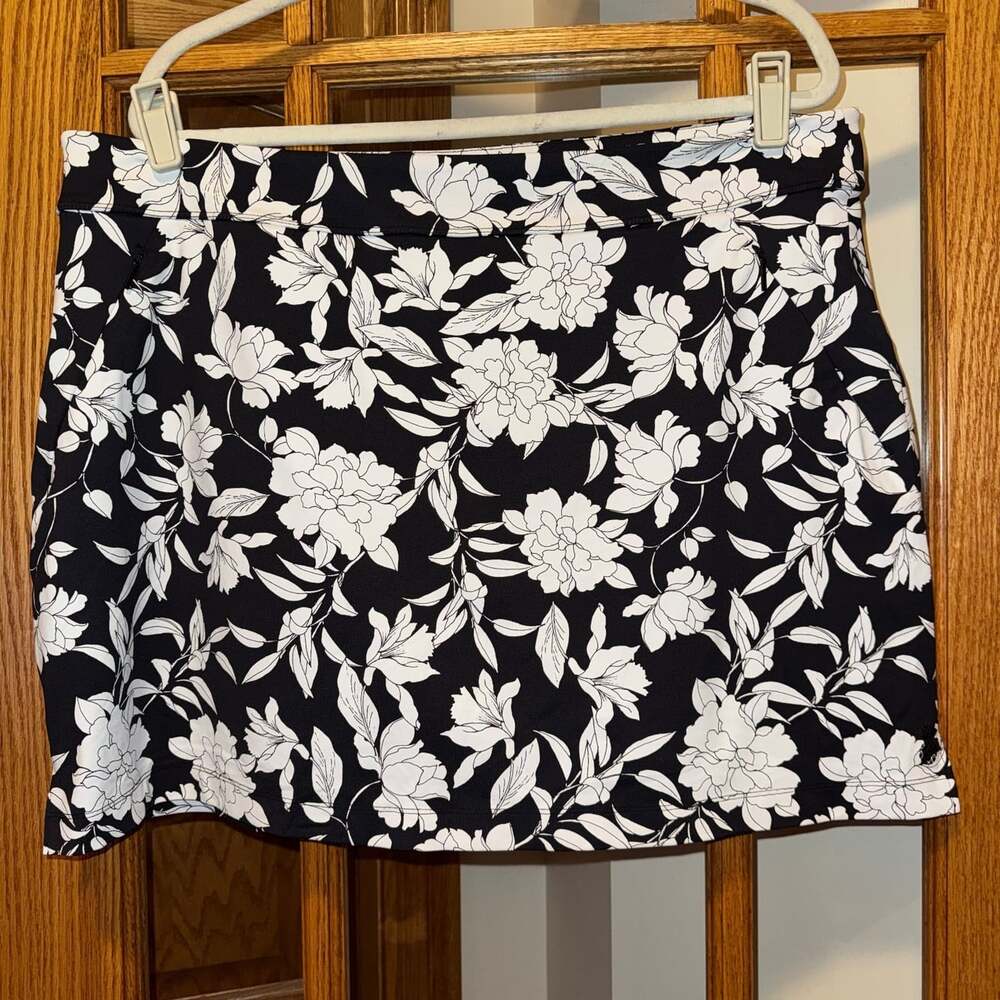 EUC TOMMY BAHAMA SZ XL AUBREY ISLAND ZONE SKORT BLACK & WHITE FLORAL PRINT